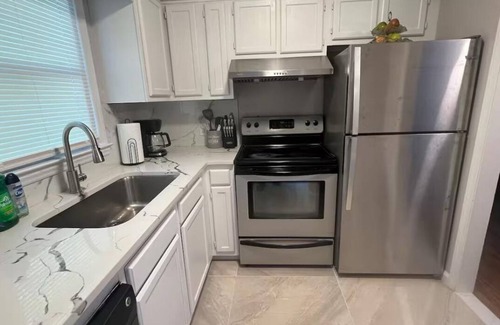 Burlington Casa | Spacious Charming 3-bedroom house with WiFi and AC in Burlington