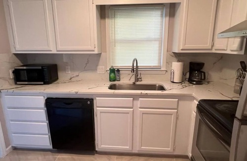 Burlington Casa | Spacious Charming 3-bedroom house with WiFi and AC in Burlington