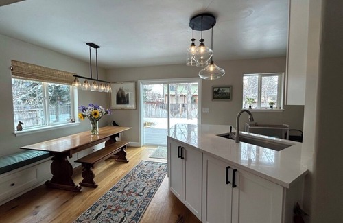 El Jebel Casa | Spacious, charming 3-bedroom house in lovely Carbondale with WiFi, hot tub, AC.