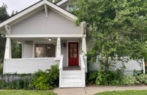 Burlington Casa | Spacious charming farmhouse - dedicated office