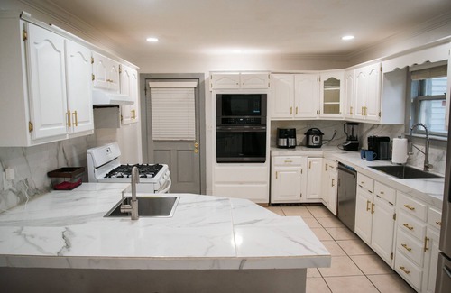 New Pathways Casa | Spacious Charming Private Room Near Downtown/Medical District