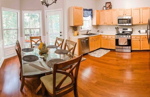 Buford Casa | Spacious & Cheerful Home