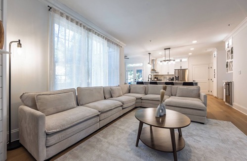 Chevy Chase Casa | Spacious Chevy Chase 7BR – Quick DC Access