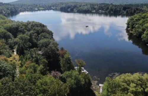 Wallingford Casa | Spacious Chipman Lake House Nestled against 200 ac. land trust with Water Access