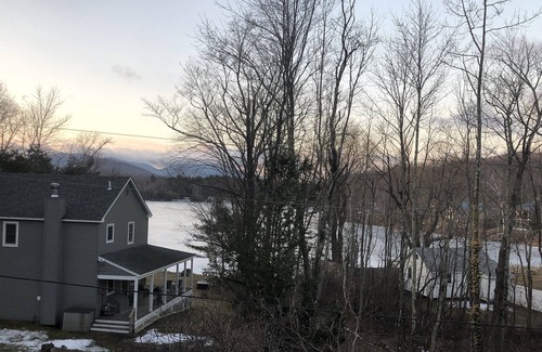 Wallingford Casa | Spacious Chipman Lake House Nestled against 200 ac. land trust with Water Access