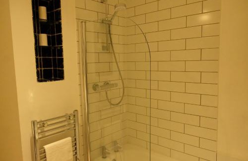 Upper Town Casa | Spacious City Centre Apartment Bath