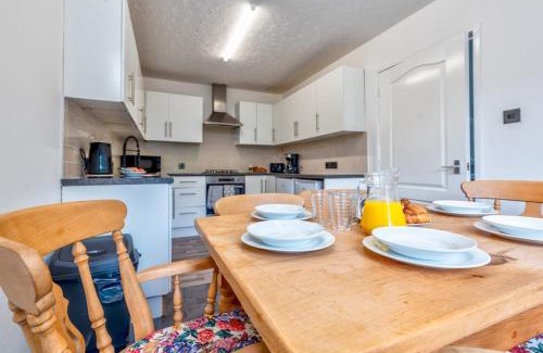 Donnington Casa | Spacious City House in Telford Pass the Keys