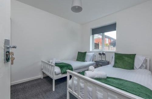 Donnington Casa | Spacious City House in Telford Pass the Keys
