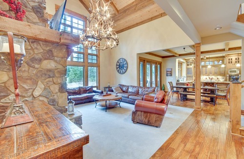 Cle Elum Cabina | Spacious Cle Elum Cabin on Golf Course w/ Hot Tub!