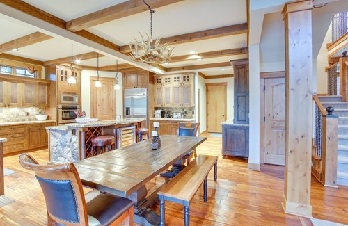 Cle Elum Cabina | Spacious Cle Elum Cabin on Golf Course w/ Hot Tub!