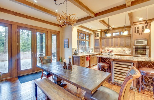Cle Elum Cabina | Spacious Cle Elum Cabin on Golf Course w/ Hot Tub!