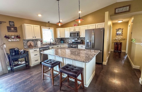 Mandan Casa | Spacious/Clean 4 Bedroom 2 Bathroom Home away from Home.
