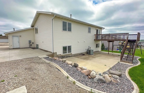 Mandan Casa | Spacious/Clean 4 Bedroom 2 Bathroom Home away from Home.