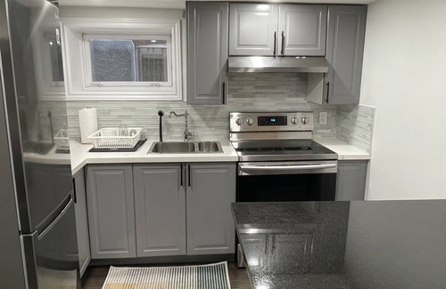 Earlscourt Casa | Spacious, clean & new 1 bed/2 bath + office in heart of Corso Italia