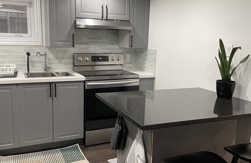 Earlscourt Casa | Spacious, clean & new 1 bed/2 bath + office in heart of Corso Italia