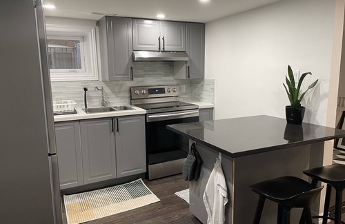 Earlscourt Casa | Spacious, clean & new 1 bed/2 bath + office in heart of Corso Italia