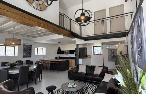 Louroux-Hodement Cabaña | Amplia casa rural en Auvernia con piscina privada para 8 personas