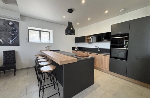 Louroux-Hodement Cabaña | Amplia casa rural en Auvernia con piscina privada para 8 personas
