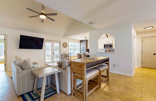 Gulf Breeze Casa | Spacious coastal home with private yard and close to town