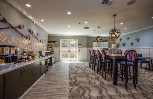 Half Moon Bay Casa | Spacious Coastal Retreat at Aristocrat Hotel - Free Parking and Breakfast!