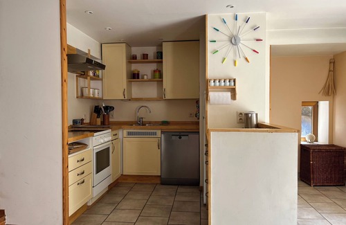 Hastiere-Lavaux Casa | Spacious, comfortable 4-person house Joint heated pool/fireplace, garden.