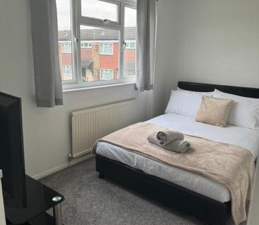 Aylesbury Casa | Spacious Comfortable 4 Bedroom House