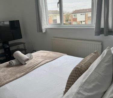 Aylesbury Casa | Spacious Comfortable 4 Bedroom House