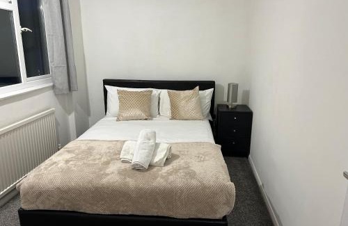 Aylesbury Casa | Spacious Comfortable 4 Bedroom House