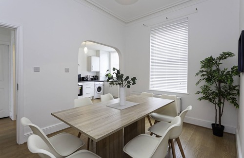 Belle Vue Casa | Spacious Comfortable house close to Etihad + parking