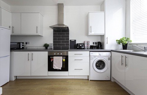 Belle Vue Casa | Spacious Comfortable house close to Etihad + parking