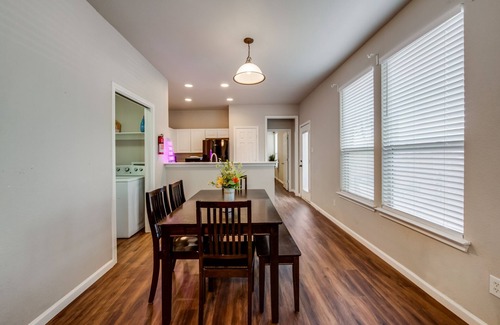 Como Casa | Spacious & Comfortable Home with Garage