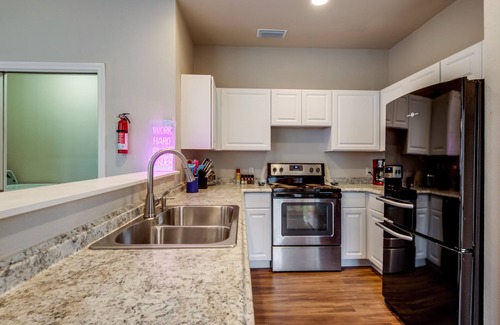 Como Casa | Spacious & Comfortable Home with Garage