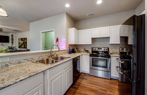 Como Casa | Spacious & Comfortable Home with Garage