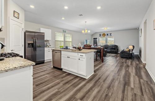Lake Charles Casa | Spacious & Comfy KING Bed with Garage in Lake Charles