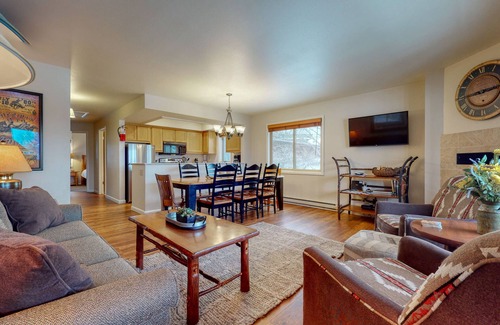 Jackson Condominio | Spacious condo near downtown Jackson with furnished deck, mtn views & grill