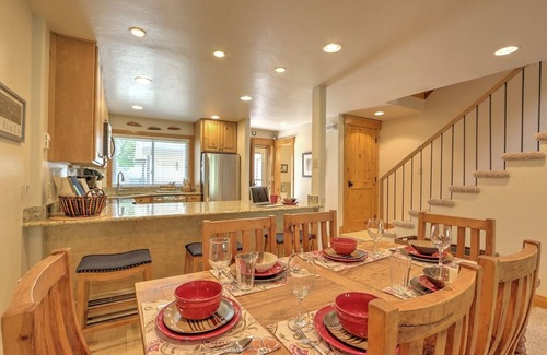 Carbondale Condominio | Spacious Condo on Golf Course w/Fireplace, Firepit, Patio and 2 Fishing Badges!