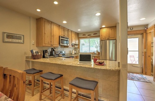 Carbondale Condominio | Spacious Condo on Golf Course w/Fireplace, Firepit, Patio and 2 Fishing Badges!