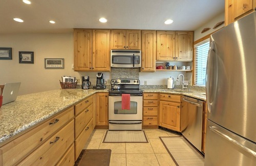 Carbondale Condominio | Spacious Condo on Golf Course w/Fireplace, Firepit, Patio and 2 Fishing Badges!