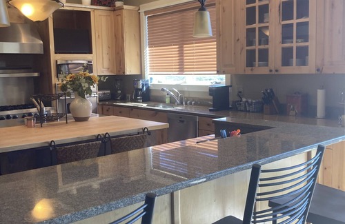 Gallatin Gateway Condominio | Spacious Condo on Golf Course & Creek w/hot tub