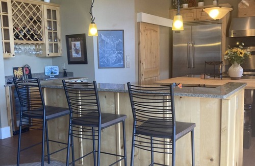 Gallatin Gateway Condominio | Spacious Condo on Golf Course & Creek w/hot tub