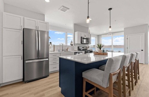 Lake City Condominio | Spacious Condo with beautiful windows overlooking Lake Pepin - Attached Garage - Unit 201