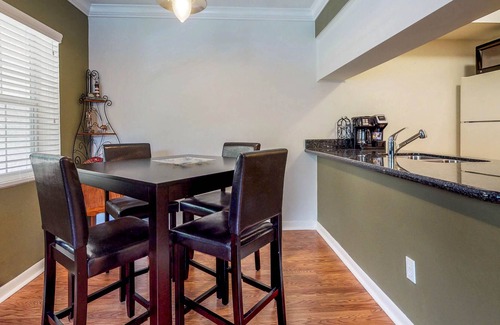 Bayshore Gardens Condominio | ¡NUEVO LISTADO! Amplio condominio con balcón, cocina y WiFi gratis, cerca de tiendas / restaurantes