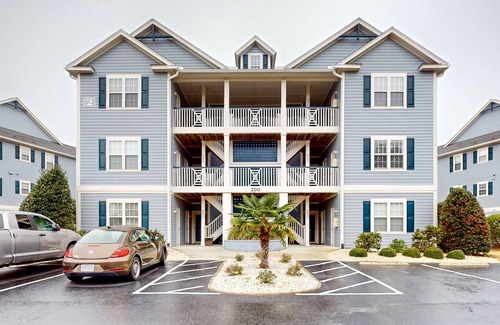 St. James Condominio | Spacious condo with marina, pool access, streaming & AC