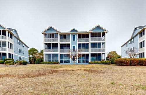 St. James Condominio | Spacious condo with marina, pool access, streaming & AC