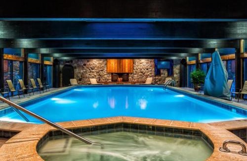 Bellaire Casa | Spacious Condo with Pool Pass!