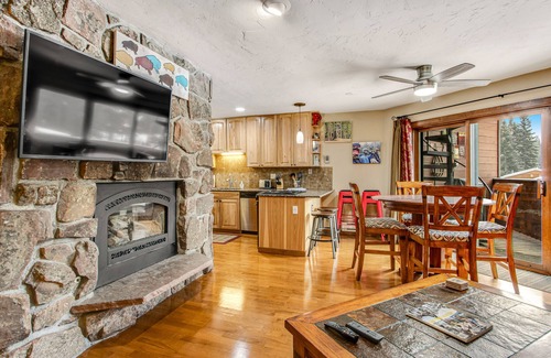 Old Town Condominio | Spacious Condo with 2 Balconies, Free WiFi, Shared W/D, Hot Tub, & Fireplace
