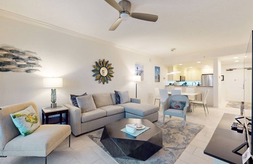 Redevelopment Area Condominio | ¡NUEVO LISTADO! Amplio condominio con piscina compartida, jacuzzi y restaurante / bar en el lugar
