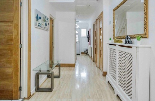Luton Casa | Spacious 6 Bed, 3 Bath House. Sleeps 11- Free Parking, Wifi & Pool Table.