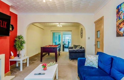 Luton Casa | Spacious 6 Bed, 3 Bath House. Sleeps 11- Free Parking, Wifi & Pool Table.