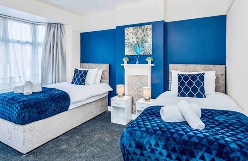 Luton Casa | Spacious 6 Bed, 3 Bath House. Sleeps 11- Free Parking, Wifi & Pool Table.
